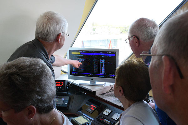 Découverte des équipements de la timonerie et des règles de navigation sur le Rhin