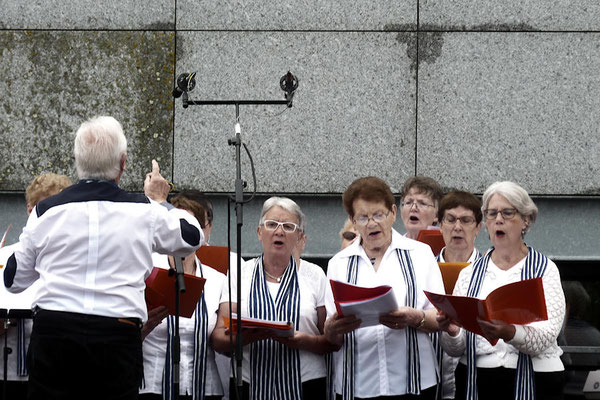 Trois adhérentes du club de Domalain chantent avec la chorale de La Guerche