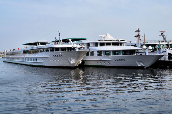 Le Monet, notre bateau et l'Europe également bateau de CroisiEurope à quai à Amsterdam  