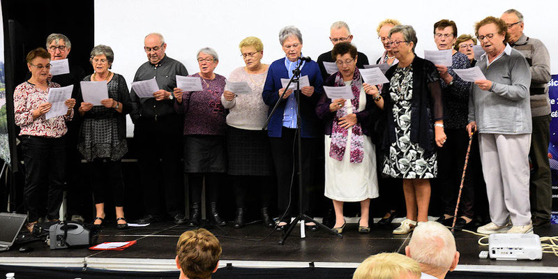 Comme chaque année aux retrouvailles une chanson adaptée pour les seniors en début de repas 
