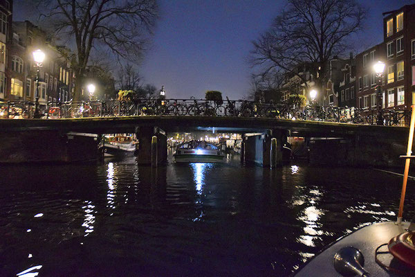 165 canaux, 1281 ponts, des vélos au repos sur ces ponts et aussi sous notre bateau !