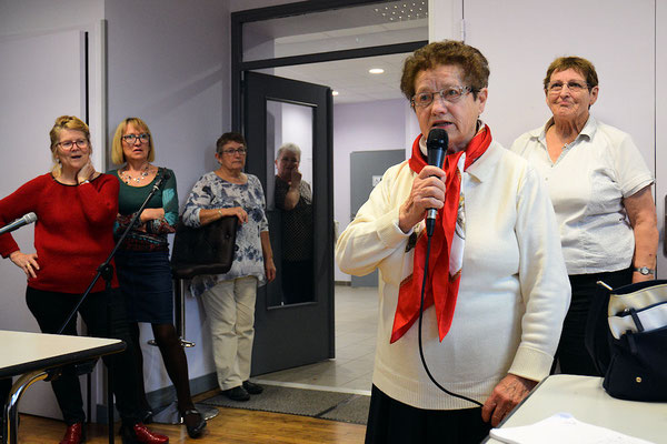 Un petit café aux Amitiés Pertraises pour Thérèse... mais aussi un beau chant final ! 
