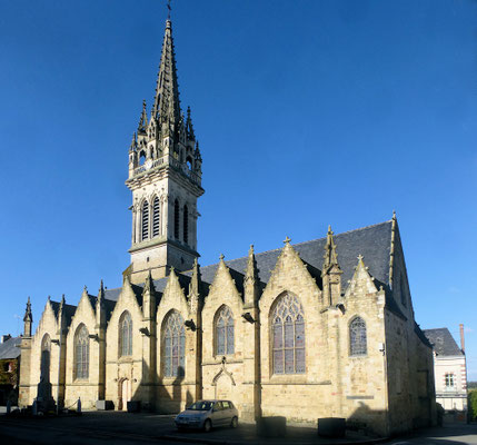 La flèche du clocher de l'église qui s'élève à 63 mètres fut relevée en 1894 (renversée par l'ouragan de de1705)) 