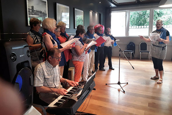 Une chanson animée par la chorale du club