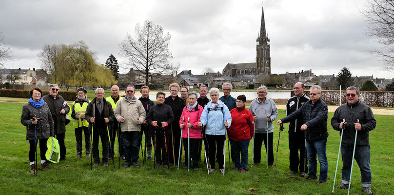 Vers 11h00 retour au bourg et photo de groupe au plan d'eau communal