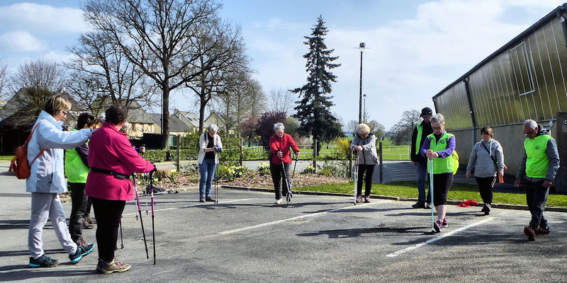 L'habituelle séance d'échauffements avant et étirements après la marche