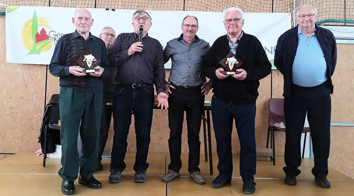 Les 2 personnes de l'équipe gagnante de Javené ont reçu chacune un trophée