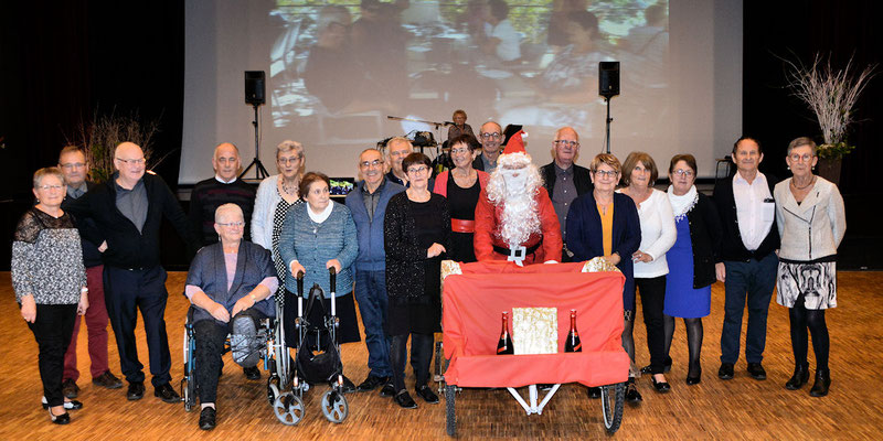 Le Père Noël avec les membres du bureau et leurs conjoints ou conjointes