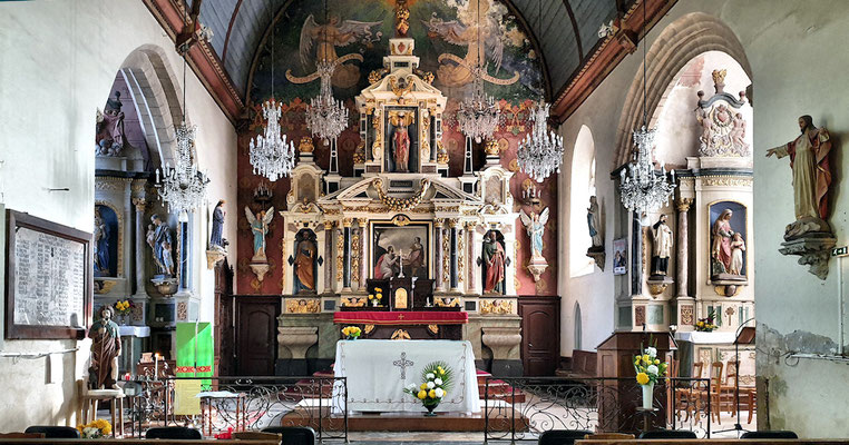 Maître autel retable construit en 1952 par l'architecte retablier Pierre Corbineau
