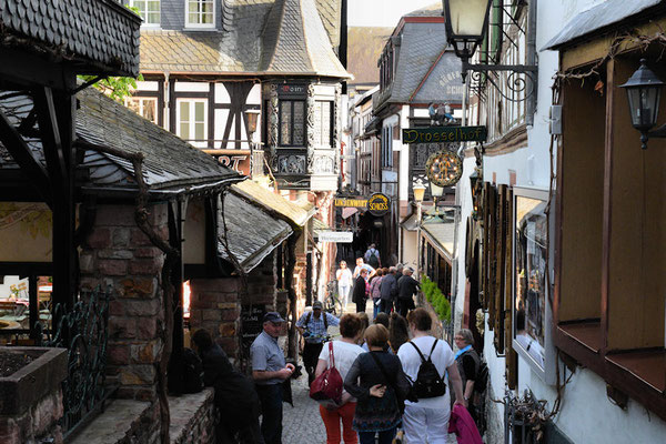 La Drosselgasse : une rue pavée piétonne avec ses restaurants, ses bars à vins, toute une ambiance festive avec des chanteurs et des musiciens de musique traditionnelle