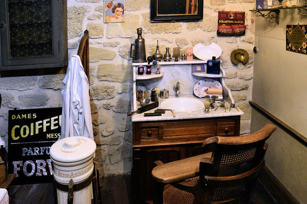 Le salon du Barbier Coiffeur avec son coupe chou bien aiguisé