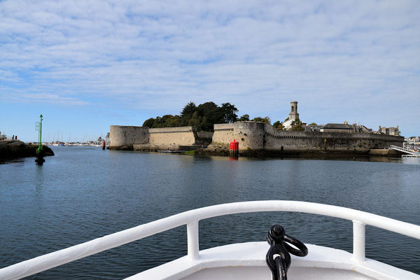 Sortie du port de pêche - Devant nous les remparts de la Ville-Close