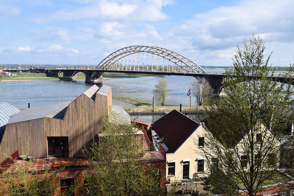 Le pont sur le Waal, un des 2 bras du Grand Delta du Rhin