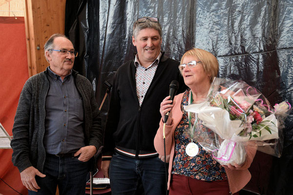 Yannick Fouet, notre maire récompensant  Mme Godet Thérèse pour ses 6 ans au CA et adhérente depuis 2009  