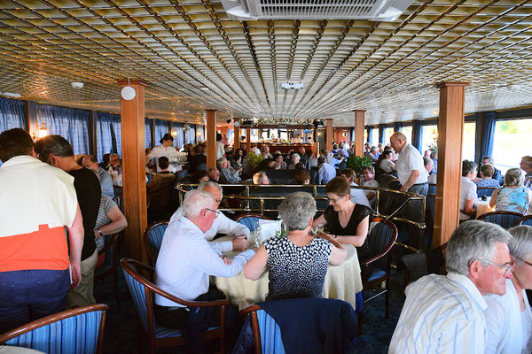 Tous les passagers dans le salon bar pour la soirée de gala