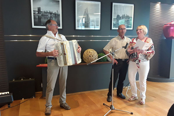 Jo accompagnant 2 chanteurs