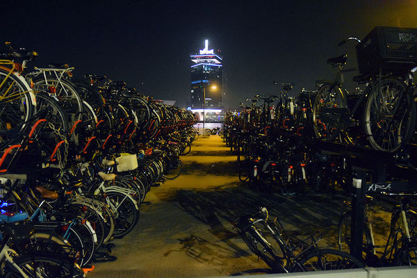 A qui sont ces vélos, le vélo de Maarten c'est le 22ème dans la file du bas à gauche, et celui de Hendrika le 58ème dans la file du haut à droite, mais comment font-ils pour les récupérer ?