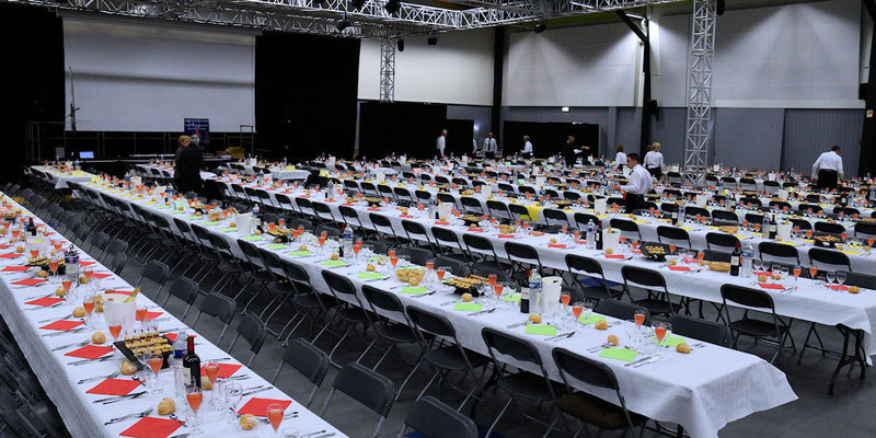 Tables du grand restaurant : derniers préparatifs avant l'arrivée des convives
