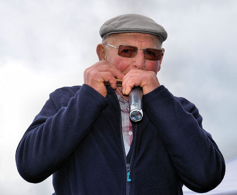 Avec Raymond Liger un petit air d'harmonica venu de Louvigné de Bais