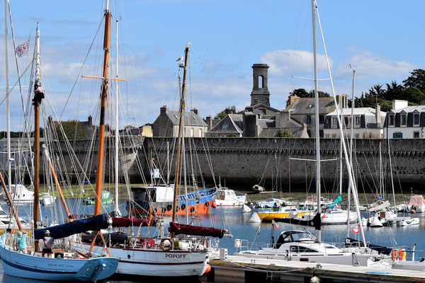 Le port de pêche et la tour du fronton de l'ancienne église Saint-Guénolé
