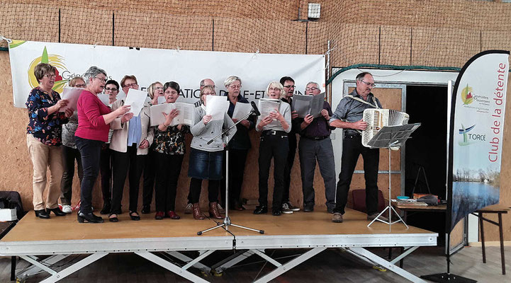 Animation avec la chorale du club de la Détente de Torcé