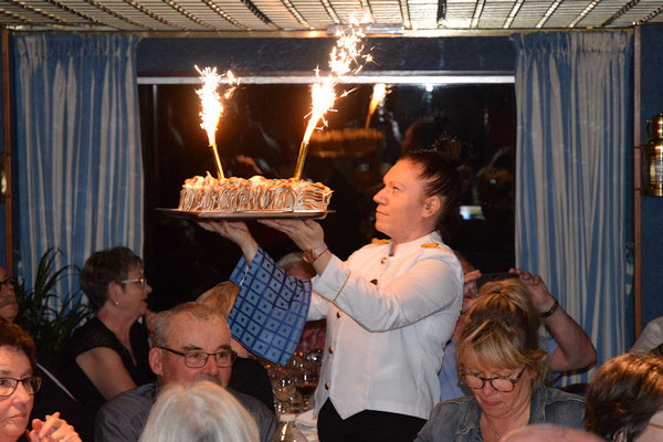Et pour le dessert, Helga avec une Omelette Norvégienne flambée au Grand Marnier