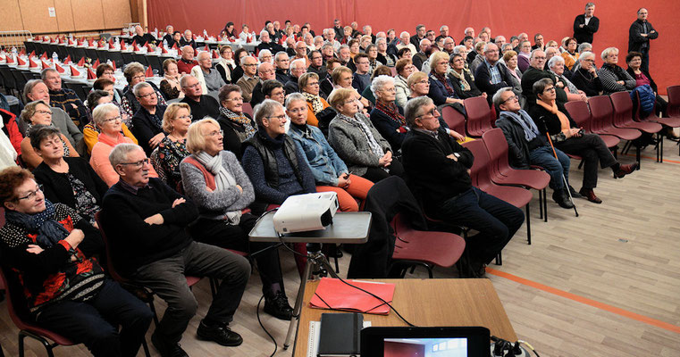 La salle des sports de Torcé devenue salle de cinéma pendant la vidéo projection 