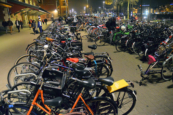 On compte 1,1 vélo par habitant à Amsterdam. Il y aurait entre 700 000 et 800 000 vélos et peut-être même plus, jusqu'à 1 million, un chiffre variable suivant nos différents interlocuteurs