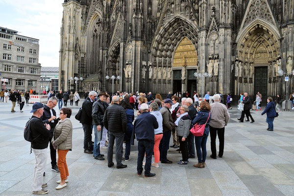 Sur le parvis de la cathédrale