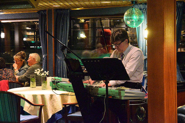 avec Sergueï au piano bar