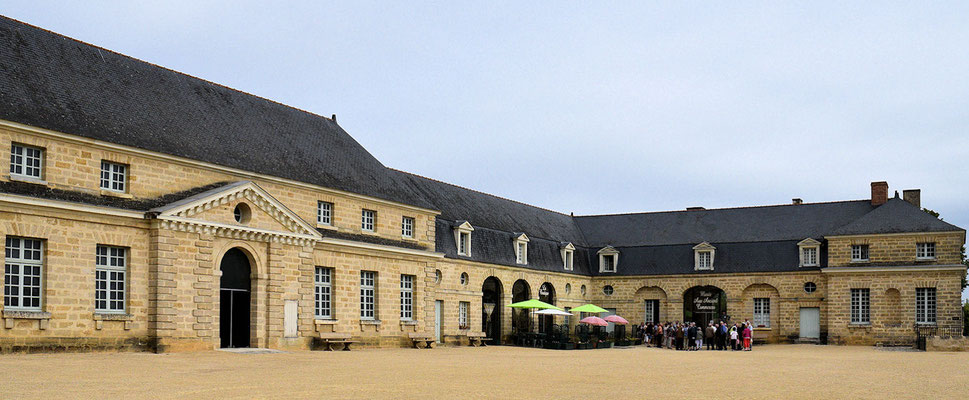 Le musée est installé dans les écuries d'un château détruit, propriété du baron de Doué la Fontaine, Joseph-François Foullon 