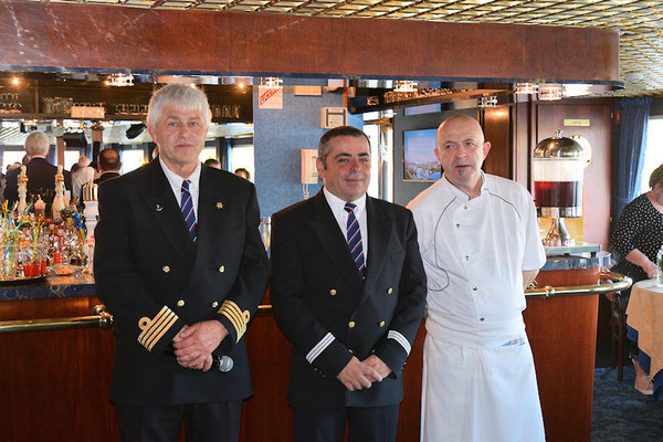 Soirée de gala : l'apéritif au salon bar avec Frank notre Commandant, Filipe notre Comissaire de bord et Bruno notre Chef des cuisines