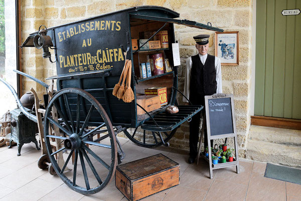 Bienvenue au musée où nous allons découvrir des boutiques avec leurs mobiliers et des marchandises.