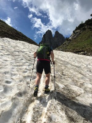 Durch ein Schneefeld