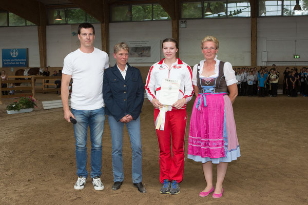 Der Regionalverband Franken zeichnete Franziska Wagenhäuser für ihre Erfolge als Juniorin mit der bronzenen Ehrennadel aus.