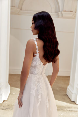 Tüllbrautkleid mit Spitzen im Oberteil und Rock