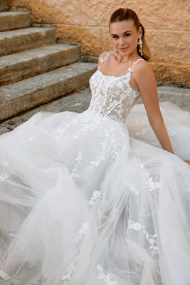 Brautkleid von Sincerity mit duftigem Tüll