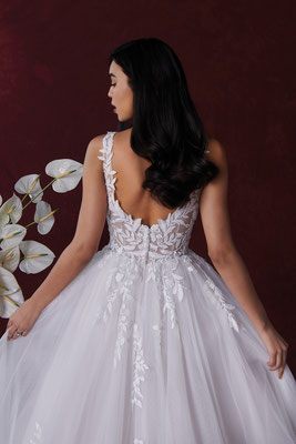 mit einem 3-reihigen Reifrock ist das Brautkleid perfekt für die Traumhochzeit