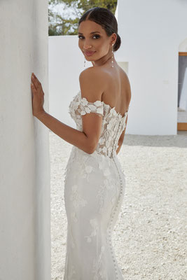 Fit & Falre Brautkleid mit tiefem Ausschnitt