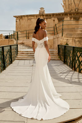 Was für ein glamoröser Auftritt in diesem Fit & Flare Brautkleid 