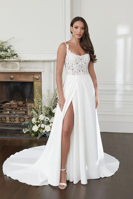 leichtes Brautkleid für eine Gartenhochzeit
