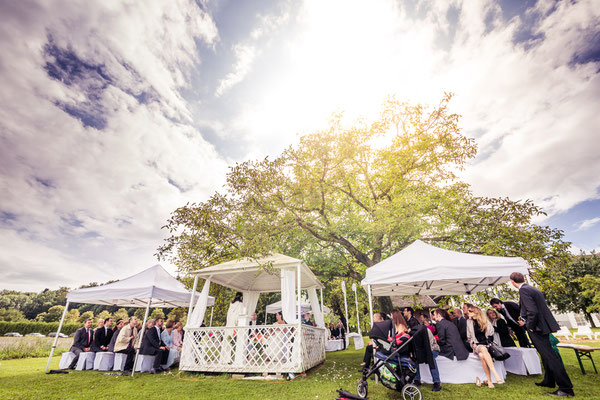 Freie Trauung unter freiem Himmel in Hochzeitspavillon – Foto von Christoph Letzner