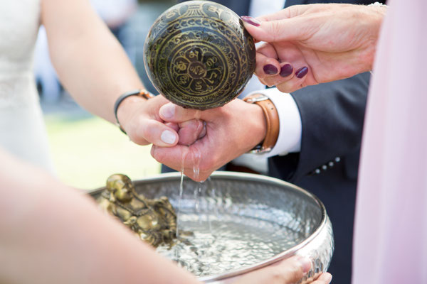 Segnung nach Vorbild eines buddhistischen Wassersegens – Foto von Michele Albrecht