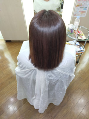 乾かしただけでツヤ輝く縮毛矯正後の後ろ姿。グアムから来店された40代女性。浜松市美容院
