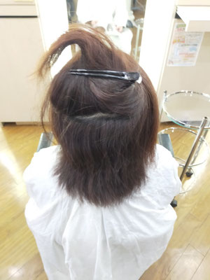 グアムから来店の40代女性。10年ぶりの縮毛矯正前の広がるエイジング毛。浜松市サロンドグリーン