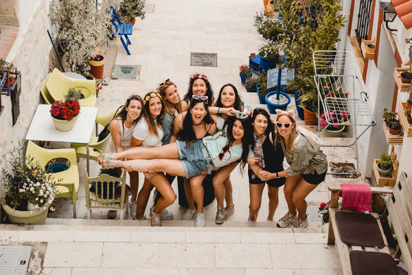 sesión de fotos de despedida de soltera en el barrio de Santa cruz en Alicante