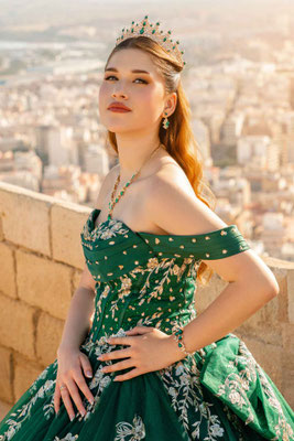 Sesión de fotos de quinceañera en el Castillo de Santa Barbara en Alicante con el fotografo Miguel Zare