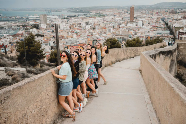 sesión de fotos de despedida de soltera en el castillo santa Barbara en Alicante