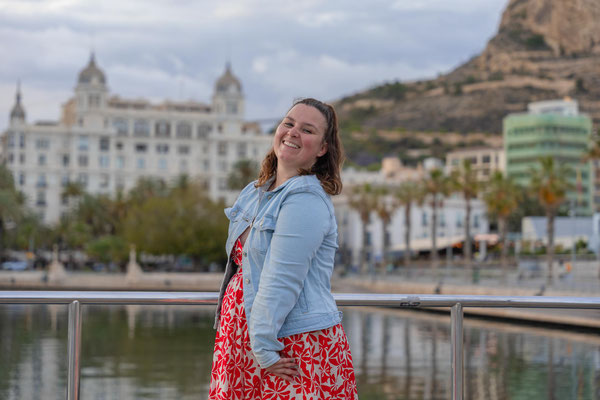 “Sesión de fotos lifestyle en el puerto de Alicante con el Castillo de Santa Bárbara de fondo”