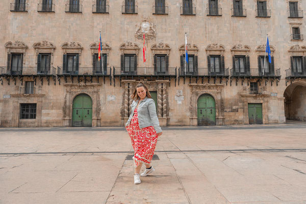 “Sesión de fotos lifestyle en el ayuntamiento de España, Alicante – Mónica”